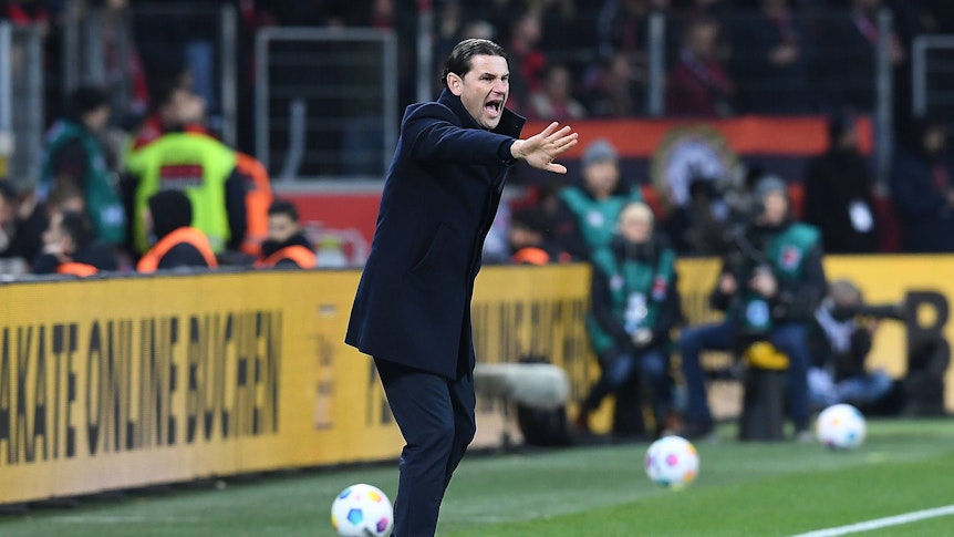 Trainer von Borussia Mönchengladbach gibt lautstarke und emotionale Anweisungen.