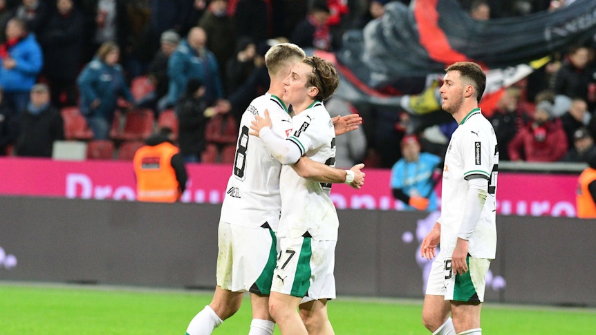 Rocco Reitz und Julian Weigl umarmen sich.