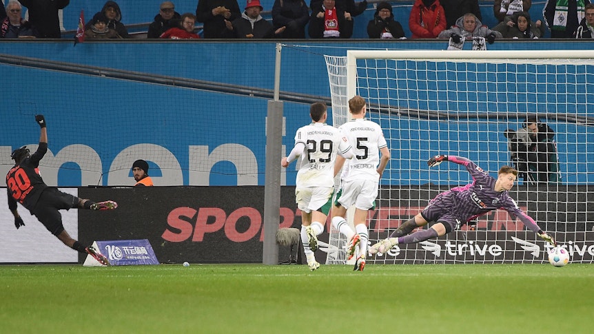 Torwart von Borussia Mönchengladbach pariert einen Abschluss.