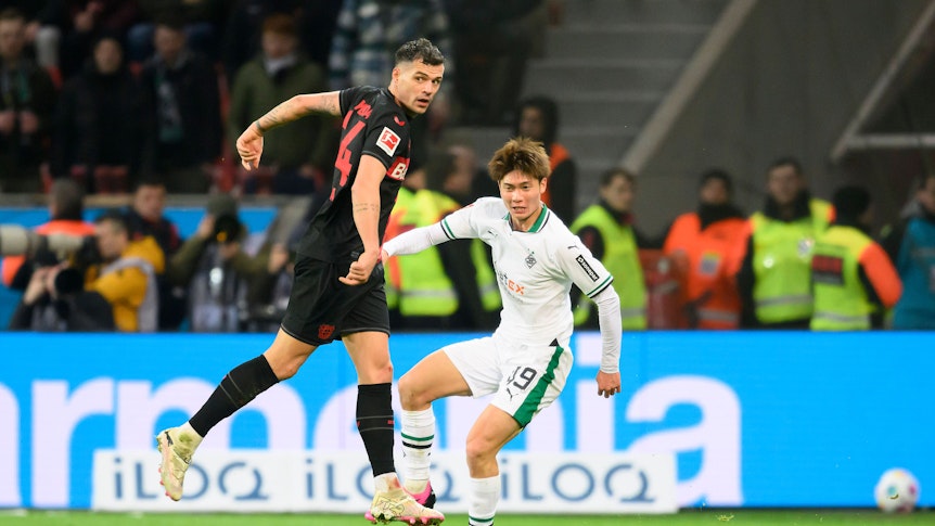 Shio Fukuda im Duell mit Granit Xhaka.