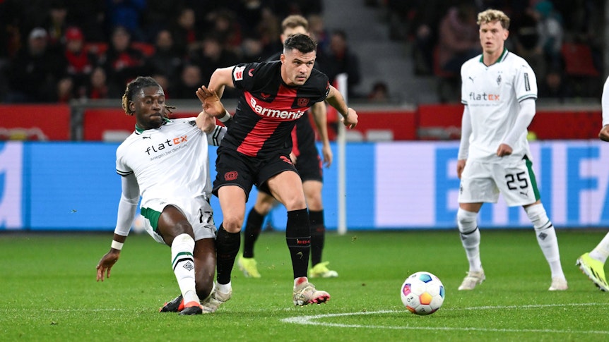 Manu Koné und Granit Xhaka im Zweikampf.