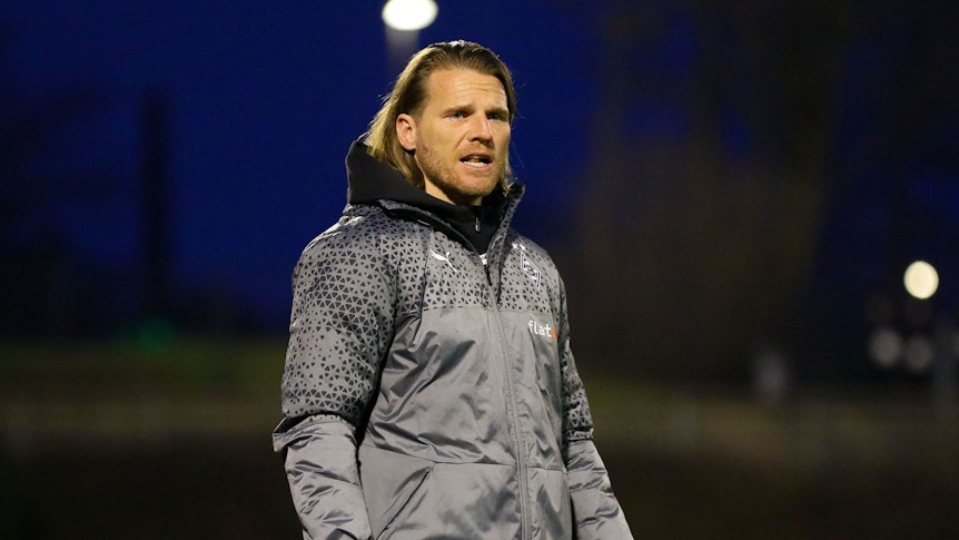 Trainer der U23 von Borussia Mönchengladbach während eines Flutlichtspiels.
