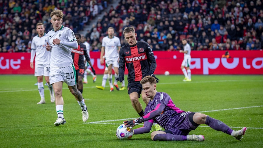 Torwart von Borussia Mönchengladbach hält den Ball fest.