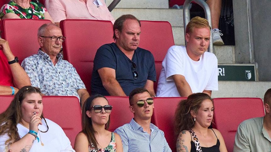 Christian Nerlinger auf der Tribüne in Augsburg.