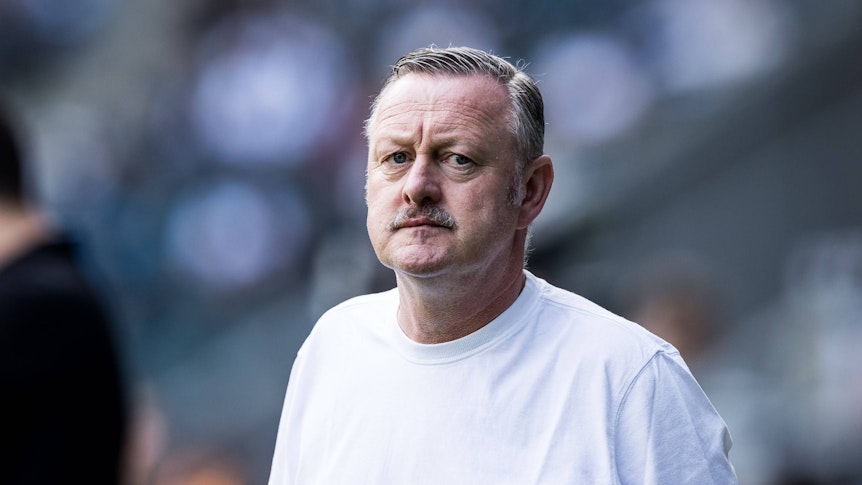 Roland Virkus am Spielfeldrand.