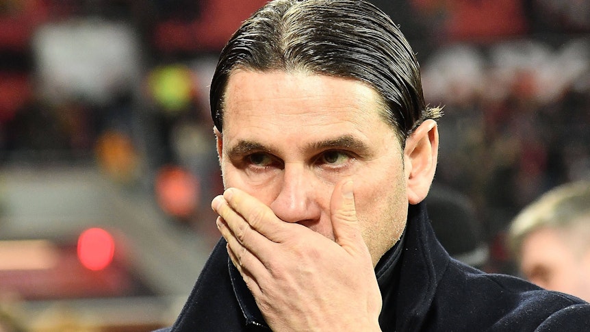 Gerardo Seoane hält sich die Hand vor den Mund.
