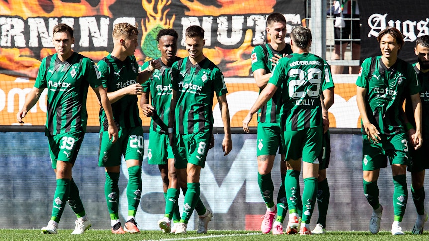 Borussia-Spieler bejubeln einen Treffer in Augsburg.