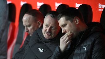 Roland Virkus redet mit Nils Schmadtke.