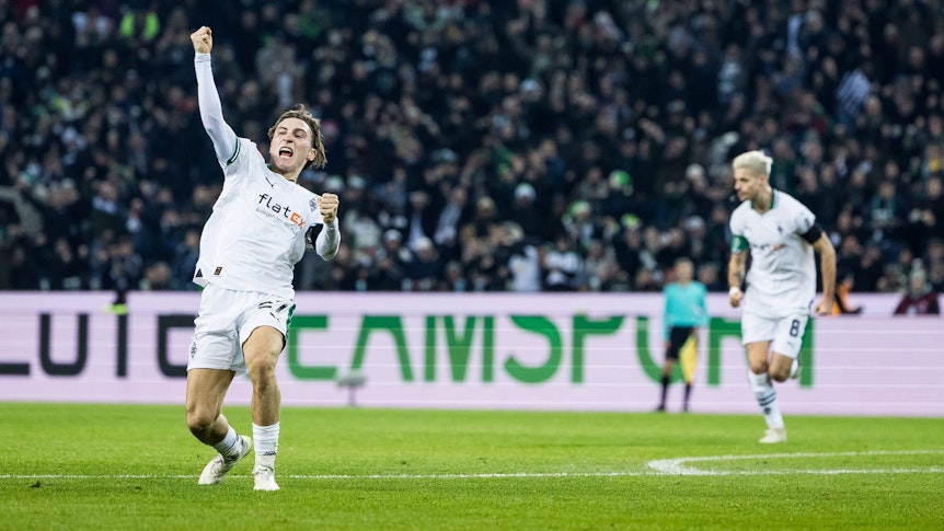 Rocco Reitz schreit und streckt die Faust zum Jubeln aus.