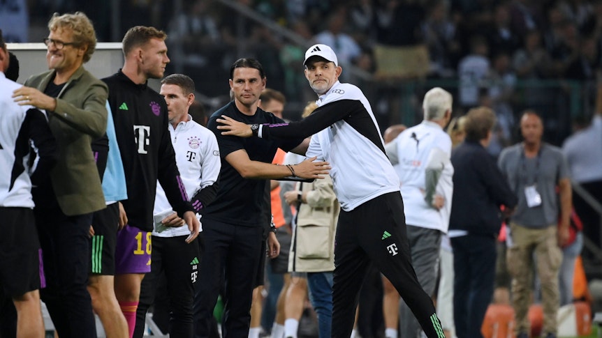 Gerardo Seoane und Thomas Tuchel klatschen ab.