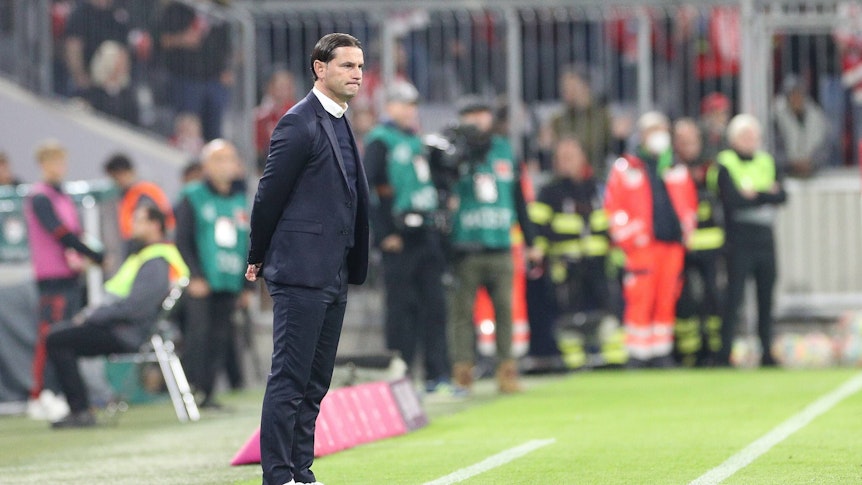 Gerardo Seoane steht enttäuscht am Spielfeldrand.