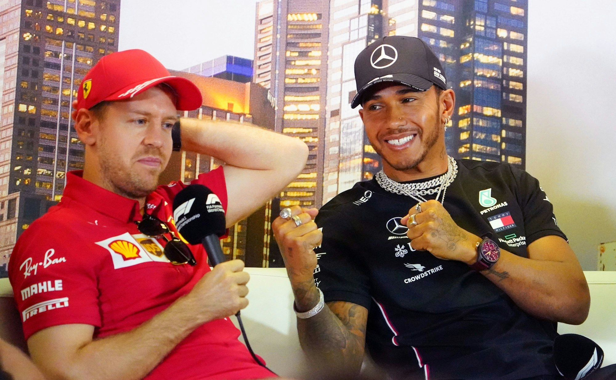 Lewis Hamilton und Sebastian Vettel auf einer Pressekonferenz