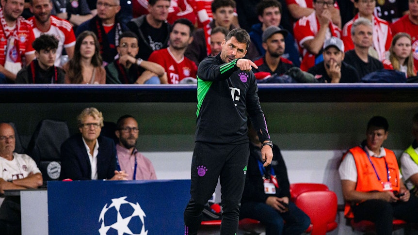 Zsolt Löw gibt Anweisungen.