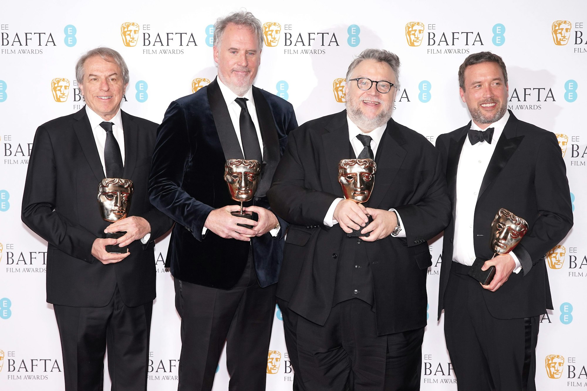 Filmproduzent Gary Ungar, die Regisseure Mark Gustafson, Guillermo del Toro und Filmproduzent Alex Bulkley (von links) halten ihre Preise für Bester animierter Spielfilm für „Guillermo del Toros Pinocchio“ bei den 76. British Academy Film (Bafta) Awards.