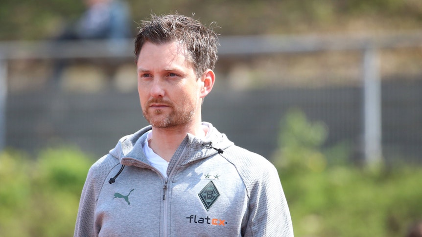 Nachwuchsleiter von Borussia Mönchengladbach mit fokussiertem Blick.
