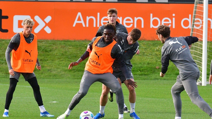 Manu Koné bestreitet einen Zweikampf mit Lukas Ullrich.