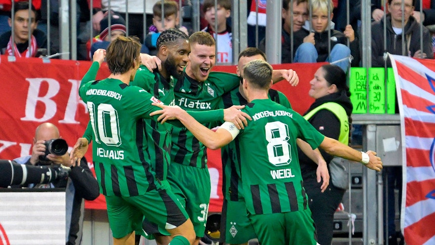 Spieler von Borussia Mönchengladbach beim Torjubel.