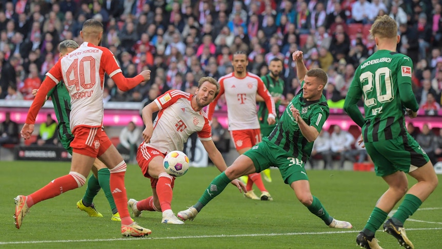 Spieler von Borussia Mönchengladbach im Zweikampf.