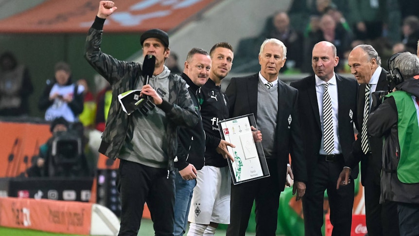 Patrick Herrmann wird von den Borussia-Bossen geehrt.