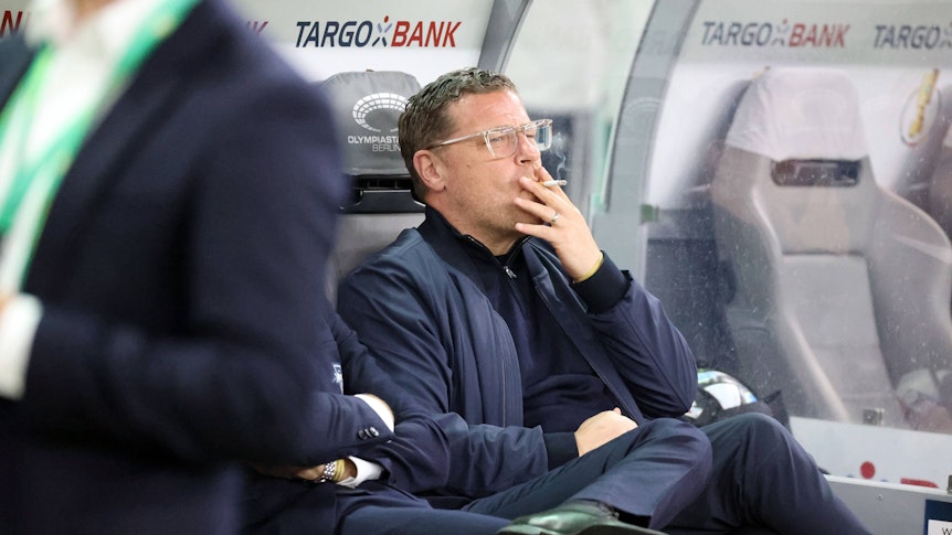 Max Eberl mit einer Zigarette im Mund.