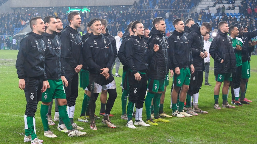 Die Borussia-Spieler vor der Fankurve.