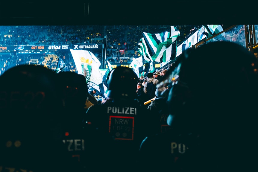 Polizisten im Stadion in Dortmund.