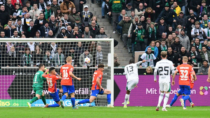 Spieler von Borussia Mönchengladbach beim Abschluss.