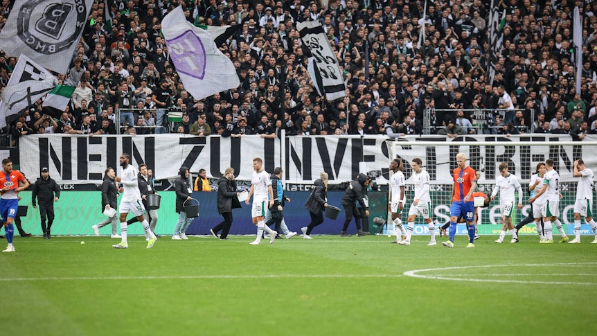 Die Spieler von Borussia Mönchengladbach beim Verlassen des Platzes.