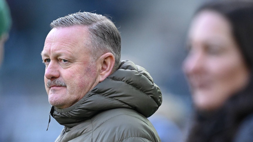 Roland Virkus in einer Winterjacke.