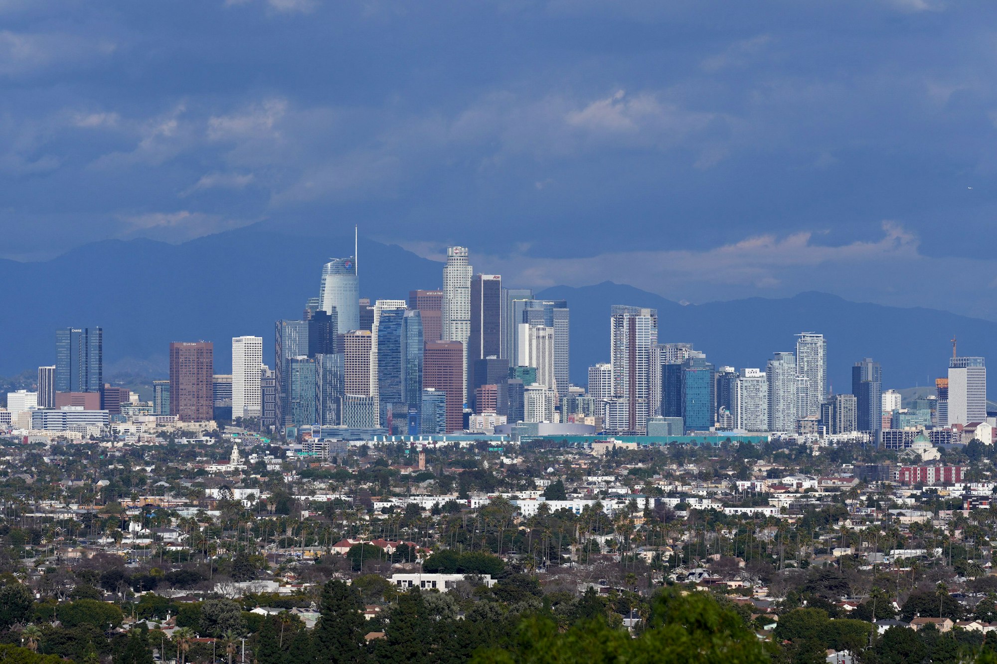 Die Skyline von Los Angeles ist von einem Aussichtspunkt in Baldwin Hills aus zu sehen, hier im Februar 2024.