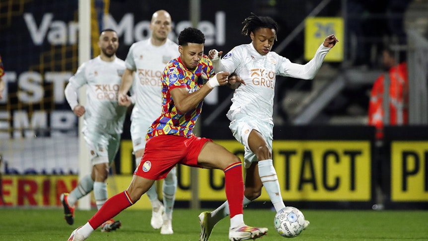 Yvandro Borges Sanches im Zweikampf.