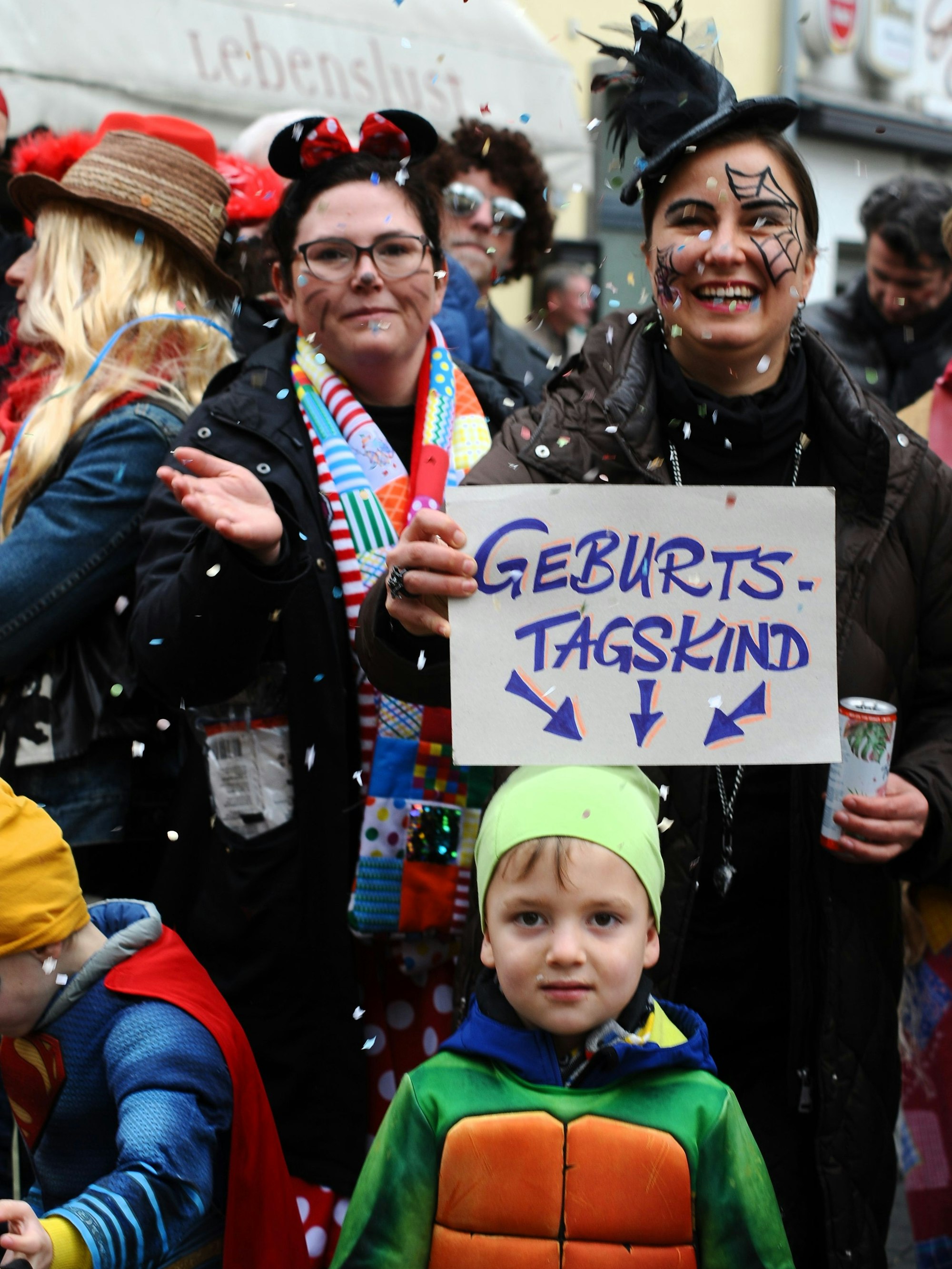 Brühl: Das sind die schönsten Bilder vom Karnevalszug | Kölner Stadt