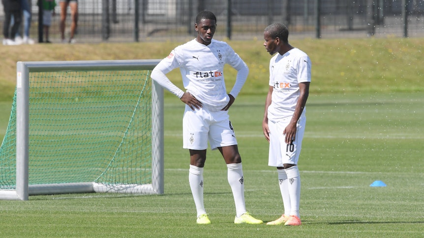 Mamadou Doucouré und Ibrahima Traoré auf dem Trainingsplatz.