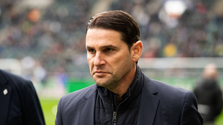 Trainer von Borussia Mönchengladbach vor einem Spiel im Borussia-Park.