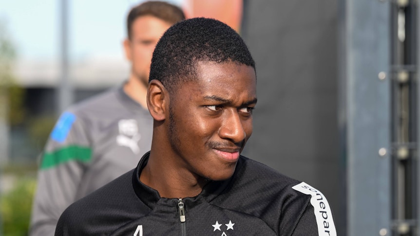 Mamadou Doucouré betritt den Trainingsplatz.