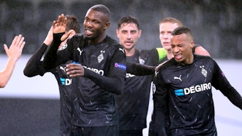 Marcus Thuram, Lars Stindl und Alassane Plea freuen sich über ein Tor.