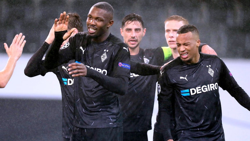 Marcus Thuram, Lars Stindl und Alassane Plea freuen sich über ein Tor.