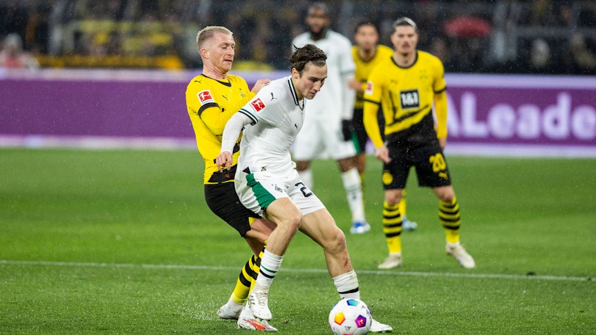 Rocco Reitz im Zweikampf mit Marco Reus.
