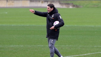 Gerardo Seoane mit Anweisungen beim Training.