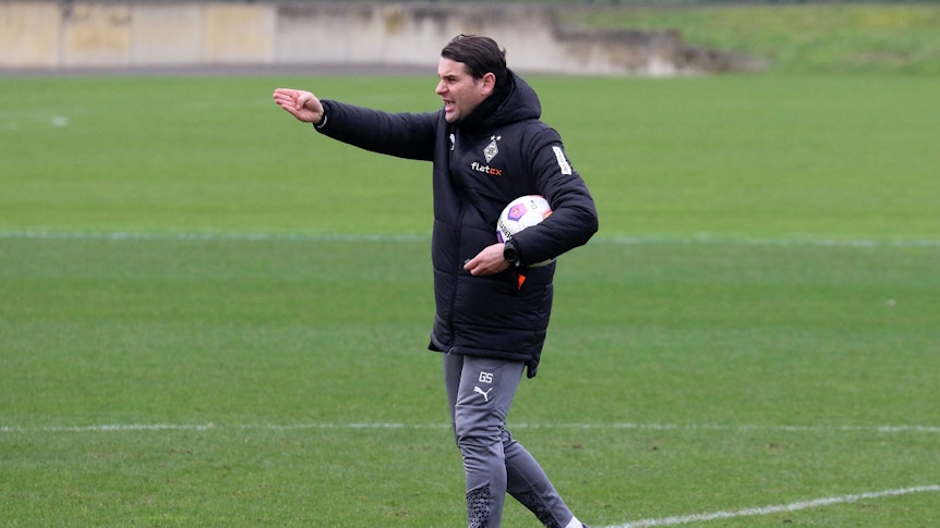 Gerardo Seoane mit Anweisungen beim Training.