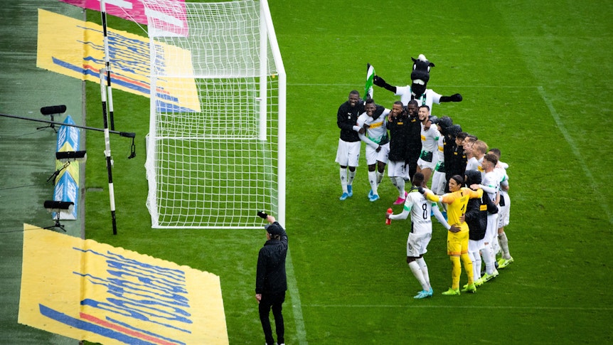 Borussia-Spieler feiern vor der Nordkurve.