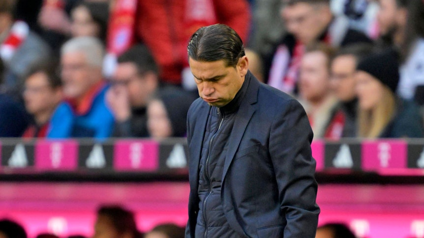 Gerardo Seoane schaut nach unten.