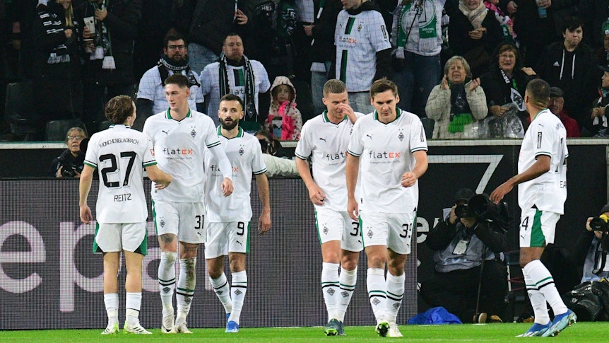 Borussia-Spieler feiern einen Treffer gegen Wolfsburg.