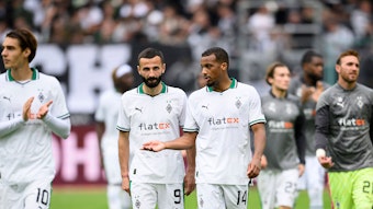 Spieler von Borussia Mönchengladbach wirken nach einer Niederlage enttäuscht.