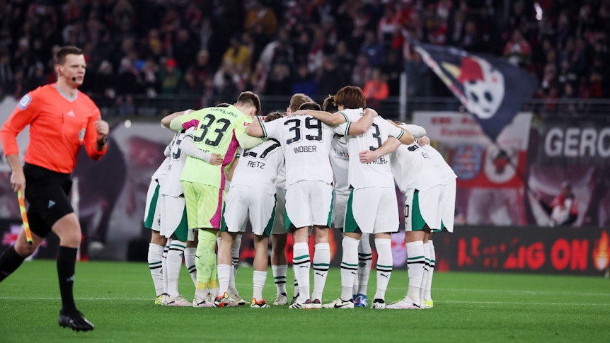 Borussia-Spieler im Kreis.