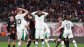 Nico Elvedi und Jordan Siebatcheu fassen sich an den Kopf.