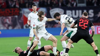 Rocco Reitz und Joe Scally im Kampf um den Ball.