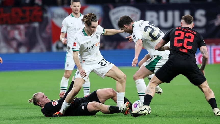 Rocco Reitz und Joe Scally im Kampf um den Ball.