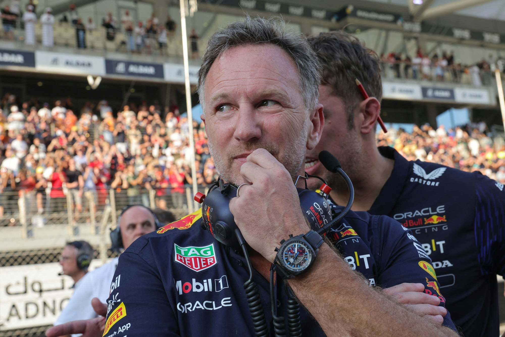 Christian Horner steht nachdenklich am Kommandostand von Red Bull in der Formel 1.