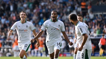 Florian Neuhaus und Alasanne Plea lachen und jubeln im Borussia-Trikot.